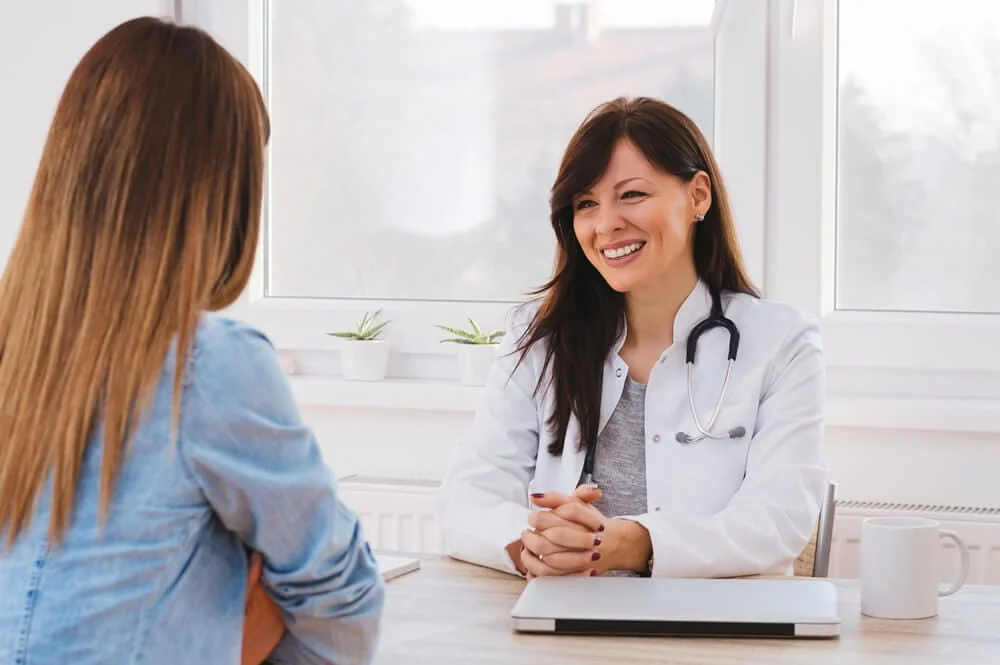 Une médecin MEDEVA en consultation avec une patiente