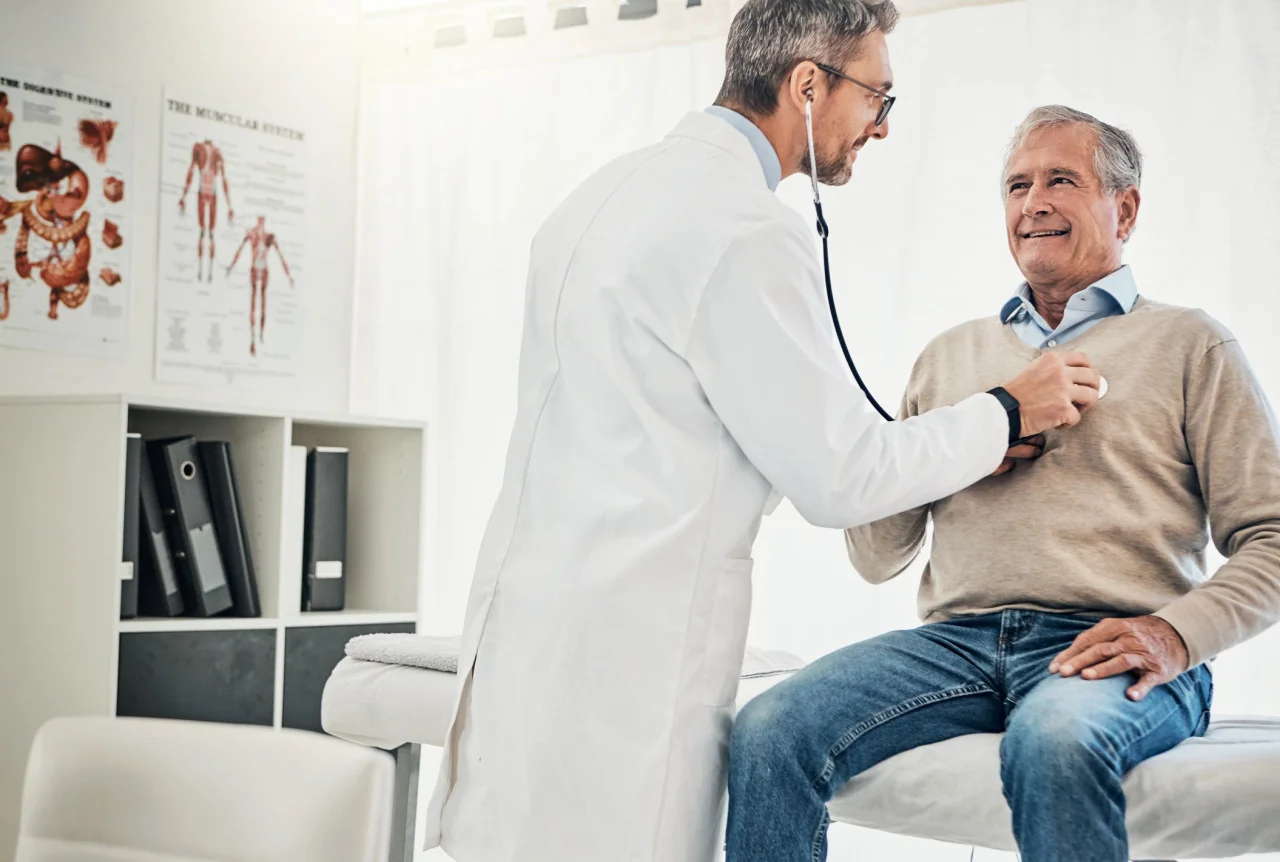 Médecin MEDEVA auscultant un patient