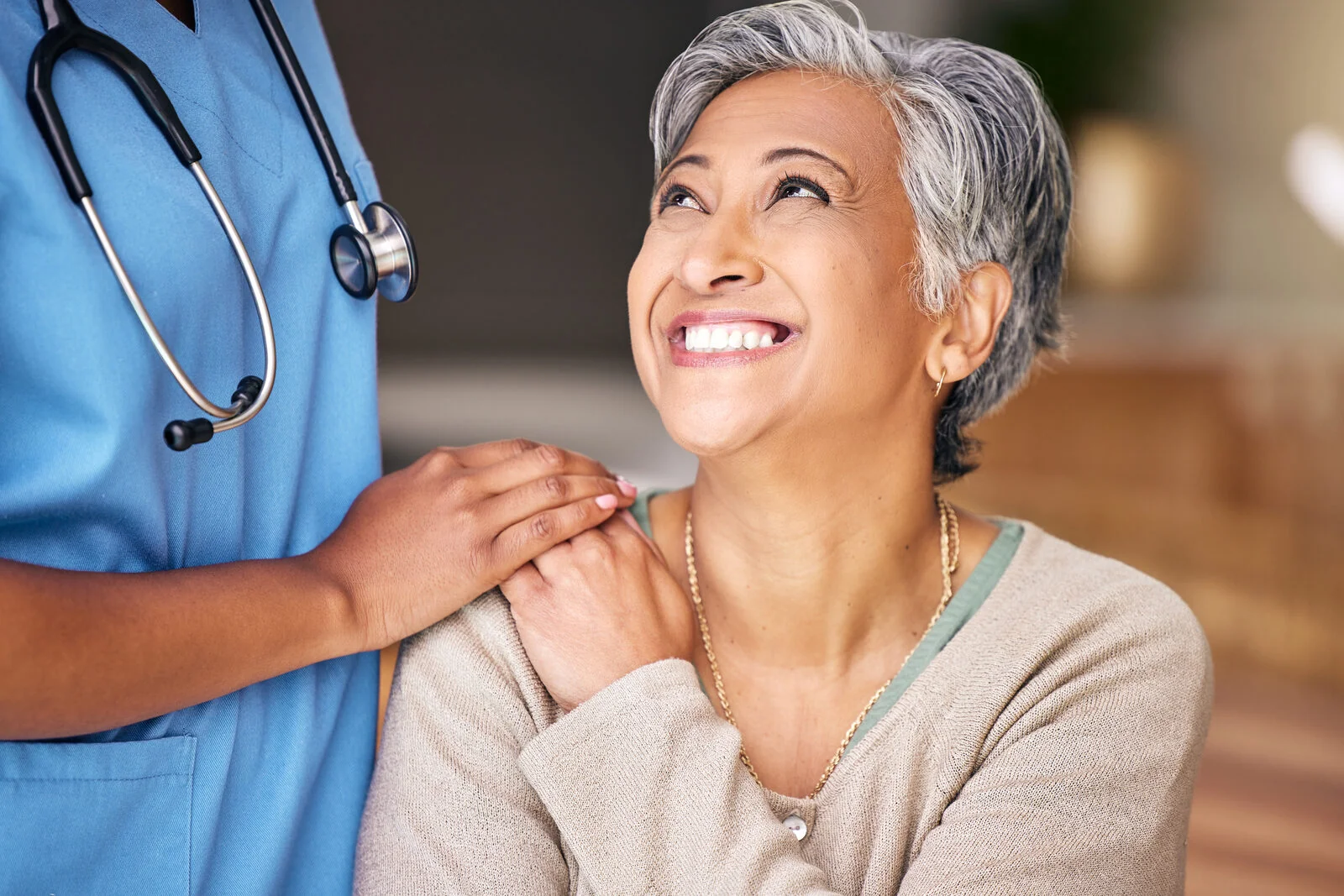 Infirmière en pratique avancée avec un patient
