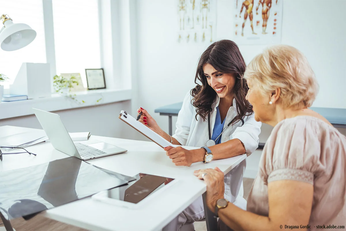 Médecin généraliste en consultation