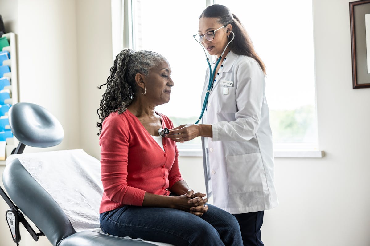 Une médecin MEDEVA auscultant une patiente
