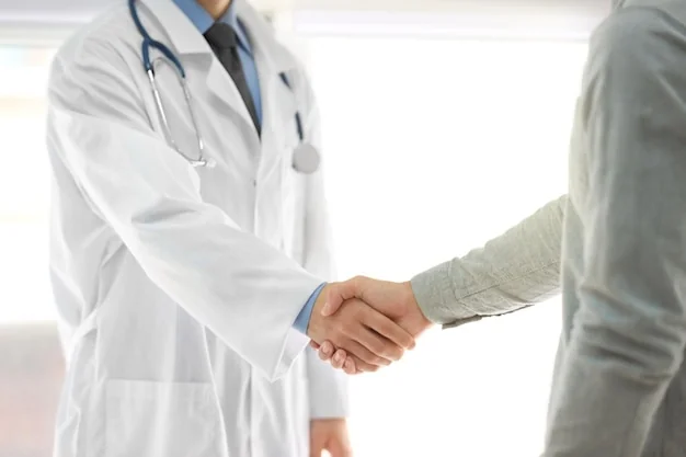 Poignée de main entre un médecin et un patient